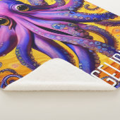 Lila Whimsikoktopus mit Personalisiertem Namen Sherpadecke (3/4)