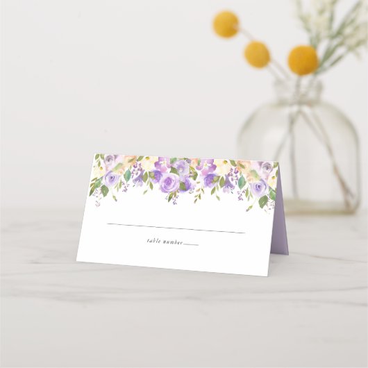 Lila White Floral Monogram Wedding Platzkarte (Vorderseite)