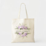 Lila White Floral Wedding Tote Bag Tragetasche<br><div class="desc">Die Namen des Ehepaares sind von den oberen und unteren Rändern der weißen Hydrangea-Blume und lila Rose umgeben. Es gibt eine Vielzahl von Blätter und Ästen, die ihm eine sehr moderne und schicke Atmosphäre verleihen. Dieses Element ist Teil der Violette-Sammlung. Ich habe Vorlagen, mit denen Sie koordinierende Einladungen erstellen und...</div>