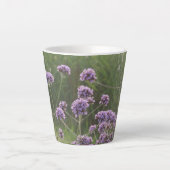 Lila Wild Summer Blume Latte Tasse (Vorderseite)