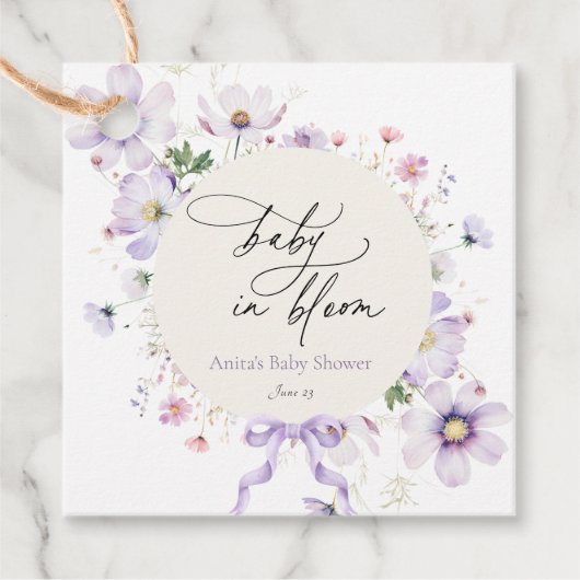 Lila Wildblume Wreath Baby in Bloom Geschenkanhänger (Vorderseite)