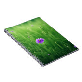 Lila Wildblumen auf dem grünen Feld Notizblock (Rechte Seite)
