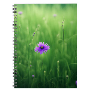Lila Wildblumen auf dem grünen Feld Notizblock