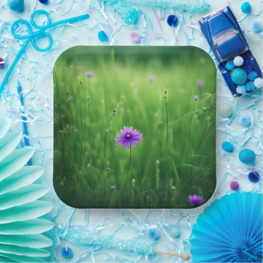 Lila Wildblumen auf dem grünen Feld Pappteller (Party)
