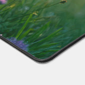 Lila Wildblumen auf der Nebelwiese Schreibtischunterlage (Ecke)