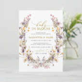 Lila Wildblumen Baby in Blütendusche Einladung (Stehend Vorderseite)
