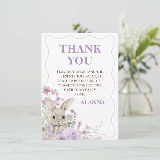Lila Wildblumen Bunny Birthday Danke Karte (Stehend Vorderseite)