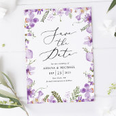 Lila Wildblumen, die die Datumskarten speichern Einladung