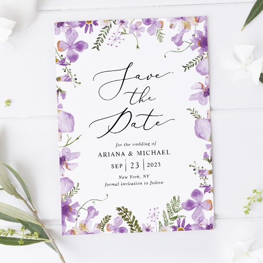 Lila Wildblumen, die die Datumskarten speichern Einladung