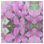 Lila Wildblumen Gemustertes Blumengewebe Stoff (Nahaufnahme)