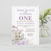 Lila Wildblumen Wave Bunny 1. Geburtstag Einladung (Stehend Vorderseite)