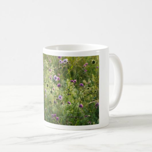 Lila wilde Blume auf einer grünen Wiese Kaffeetasse (VorderseiteRechts)