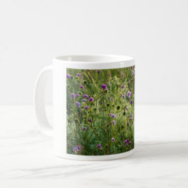 Lila wilde Blume auf einer grünen Wiese Kaffeetasse