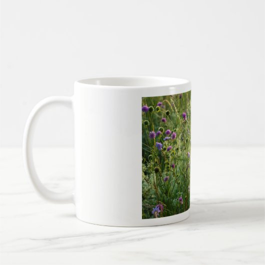 Lila wilde Blume auf einer grünen Wiese Kaffeetasse (Links)