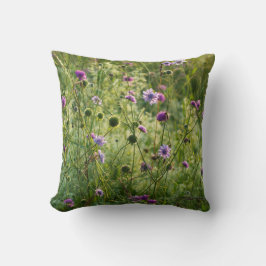 Lila wilde Blume auf einer grünen Wiese Kissen