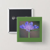 Lila wilde Blume Button (Vorne & Hinten)