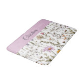 Lila wilder Monogramm-Blumenmuster Badematte (Schrägansicht)