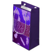 Lila Wildtiermuster Kleine Geschenktüte (Rückseite Schrägansicht)
