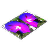 Lila Winden-Blumen-gewundenes Notizbuch Notizblock (Linke Seite)