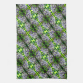 Lila Wisteria Blume Abstraktes Muster Geschirrtuch (Vertikal)