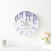 Lila Wisteria Blume auf Weiß Elegant Große Wanduhr (Zuhause)