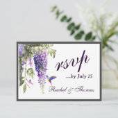 Lila Wisteria Themed Wedding RSVP Karte (Stehend Vorderseite)
