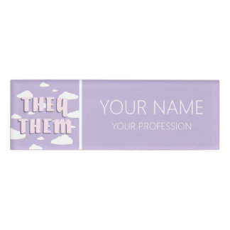 Lila Wolken, die sie Pronomen Namenschild