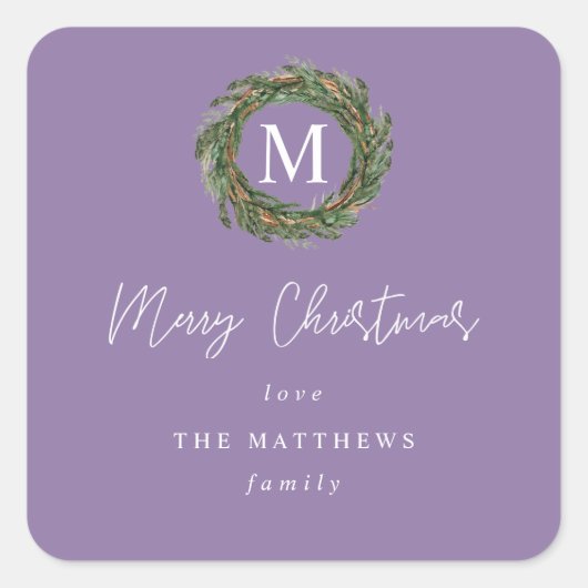 Lila Wreath Monogram Frohe Weihnachtsgeschenke Quadratischer Aufkleber (Vorderseite)