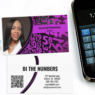 Lila Zahlen auf dem QR-Code für das benutzerdefini Visitenkarte