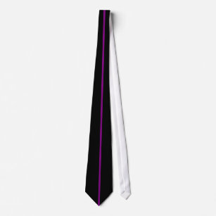Lila zentrierte dünne vertikale Linie auf Krawatte