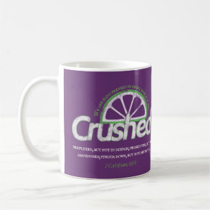 Lila zerdrückte Tasse