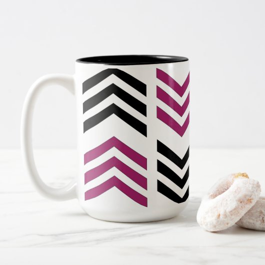 Lila Zickzack geometrisches Muster Zweifarbige Tasse (Mit Donut)