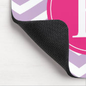 Lila-Zickzack-hellrosa Monogramm Mousepad (Ecke)