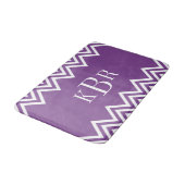 Lila Zickzack Monogramm Badematte (Schrägansicht)