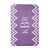 Lila Zickzack Monogramm Badematte (Vorderseite Vertikal)