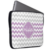 Lila Zickzack Muster Quatrefolienmonogramm Laptopschutzhülle (Vorne Rechts)