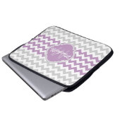 Lila Zickzack Muster Quatrefolienmonogramm Laptopschutzhülle (Vorne Knopf)