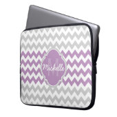 Lila Zickzack Muster Quatrefolienmonogramm Laptopschutzhülle (Vorderseite Links)
