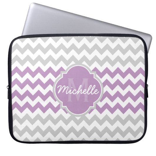 Lila Zickzack Muster Quatrefolienmonogramm Laptopschutzhülle (Vorderseite)