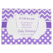 Lila Zickzack und weiße Polka Dots Kinderdusche Große Geschenktüte (Rückseite)