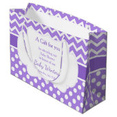 Lila Zickzack und weiße Polka Dots Kinderdusche Große Geschenktüte (Rückseite Schrägansicht)