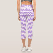 Lila Zigzag, Lila Zickzack, geometrisches Muster Capri Leggings (Rückseite)