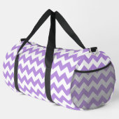 Lila Zigzag, Lila Zickzack, geometrisches Muster Duffle Bag (Rechte Ecke)