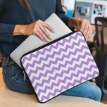 Lila Zigzag, Lila Zickzack, geometrisches Muster Laptopschutzhülle<br><div class="desc">Elegant,  stylish and sophisticated zigzag (chevron) pattern in purple and white color. Modern and trendy gift,  perfekt for the zigzag lover in your life.</div>