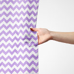 Lila Zigzag, Lila Zickzack, geometrisches Muster Schal<br><div class="desc">Elegant,  stylish and sophisticated zigzag (chevron) pattern in purple and white color. Modern and trendy gift,  perfekt for the zigzag lover in your life.</div>
