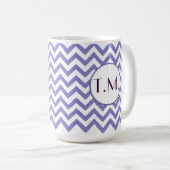 Lila Zigzag Mit Monogramm Kaffeetasse (VorderseiteRechts)