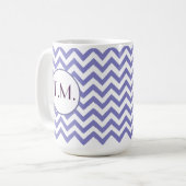 Lila Zigzag Mit Monogramm Kaffeetasse (Vorderseite Links)