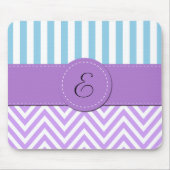 Lila Zigzag, Zickzack, blaue Streifen, Monogramm Mousepad (Vorne)