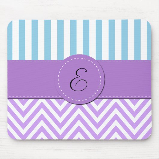 Lila Zigzag, Zickzack, blaue Streifen, Monogramm Mousepad (Vorne)