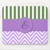 Lila Zigzag, Zickzack, grüne Streifen, Monogramm Mousepad (Vorne)